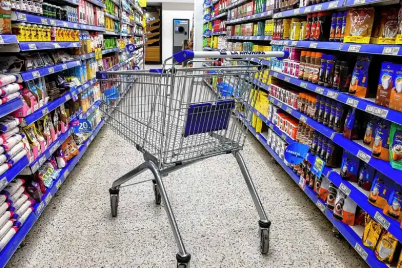 Comercios minoristas pyme con clientes durante diciembre, reflejando caída de ventas y expectativas para 2026.