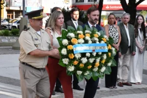 Azcué en el acto por San Lorenzo y Caseros en Concordia. Entrega de ramo floral.