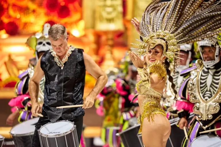 After de Carnaval en la sexta noche del Carnaval del País. Integrante con su fantasía al sonar de la batería.