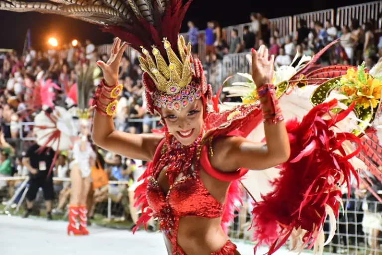 Integrante de comparsa del carnaval Concordia con fantasía de color rojo