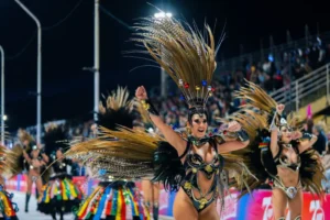 Integrante de comparsa con fantasía de Carnaval en Entre Ríos.
