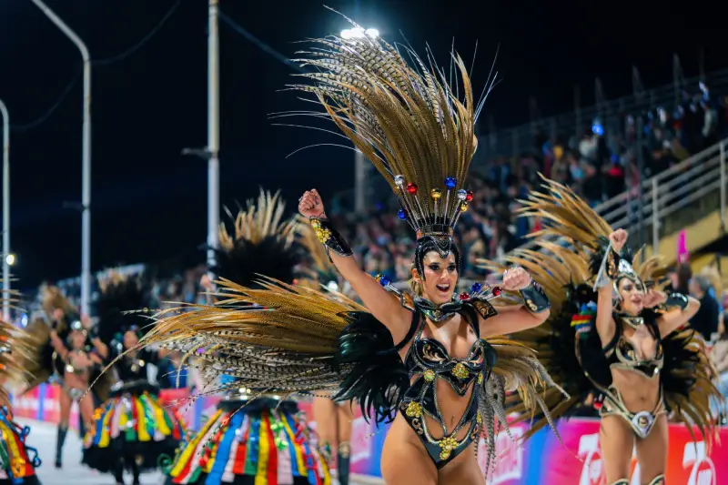 Integrante de comparsa con fantasía de Carnaval en Entre Ríos.