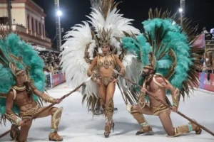 Bailarines con Lanzas y pasista con fantasía de Carnaval de Gualeguaychú