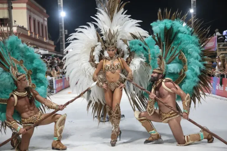 Bailarines con Lanzas y pasista con fantasía de Carnaval de Gualeguaychú