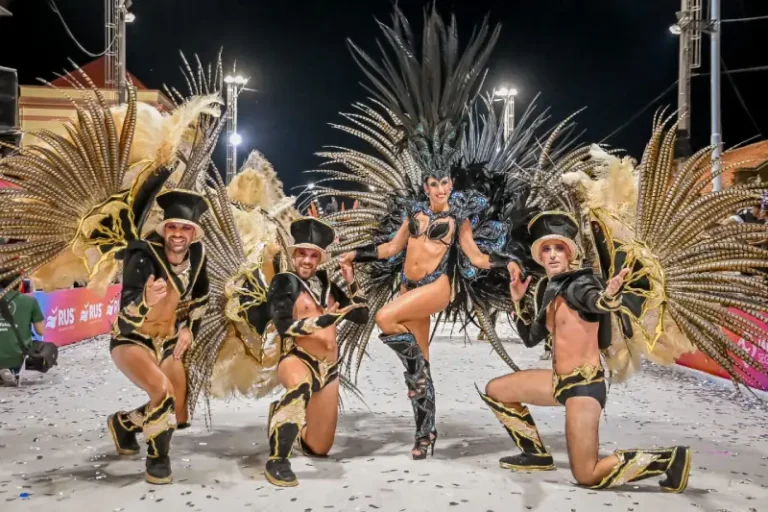 Pasistas del comparsa del Carnaval de Gualeguchú con sus fantasías