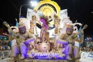 Carro de comparsa Emperatriz Concordia. Caballos, gauchos con guitarras y el sol.