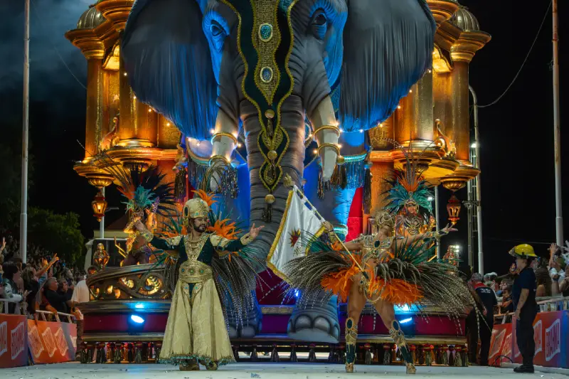 Carroza impresionante elefante carnaval de Gualeguaychu