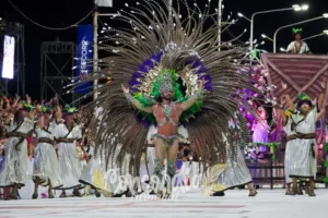 Embajador "Yago" y Frente de Comparsa Bella Samba, representando la producción del vino