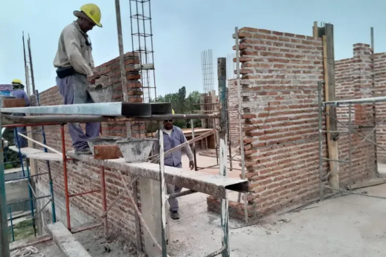 Obreros trabajando en la construcción de nueva escuela en Federal, Entre Ríos