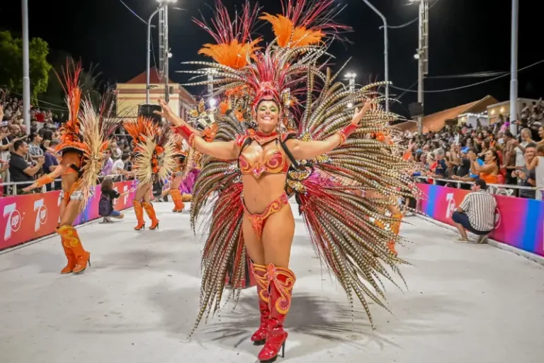 Integrante de comparsa de carnaval del país luciendo su fantasía