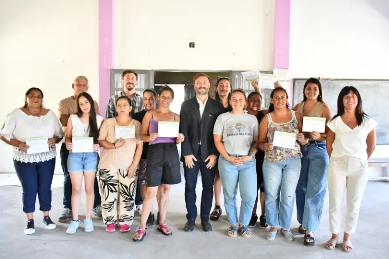 Entrega de certificados curso Manos a la Obra Mujeres