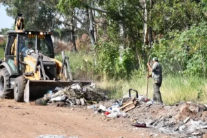 Obreros municipales de Concordia trabajando en operativos integrales en los barrios