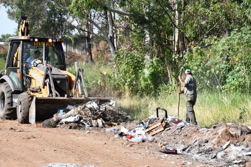 Obreros municipales de Concordia trabajando en operativos integrales en los barrios