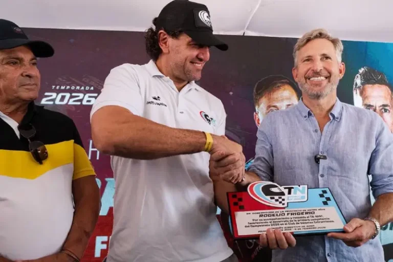 El gobernador Rogelio Frigerio recorrió este sábado el autódromo del Club de Volantes Entrerrianos (CVE)