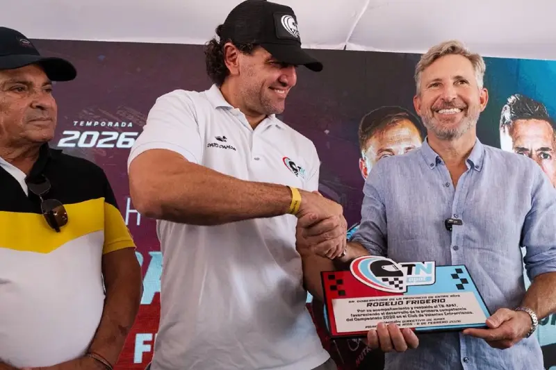 El gobernador Rogelio Frigerio recorrió este sábado el autódromo del Club de Volantes Entrerrianos (CVE)