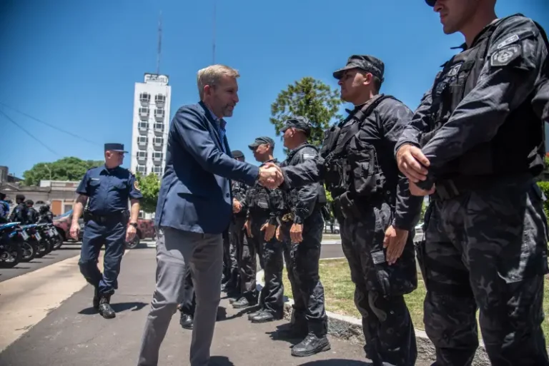 Uniformados de la Policía de Entre Ríos y Rogelio Frigerio, Gobernador