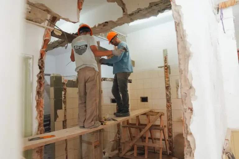 Obras de recuperación del Auditorium de Concordia. Obreros trabajando