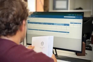 Un usuario realizando trámites digitales en Entre Ríos mediante sistema GDE.