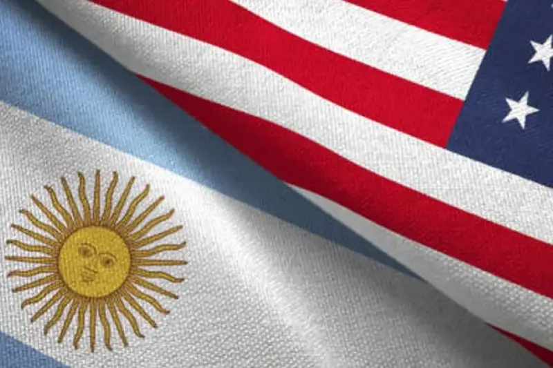 Bandera argentina y EEUU simbolizando tratado comercial