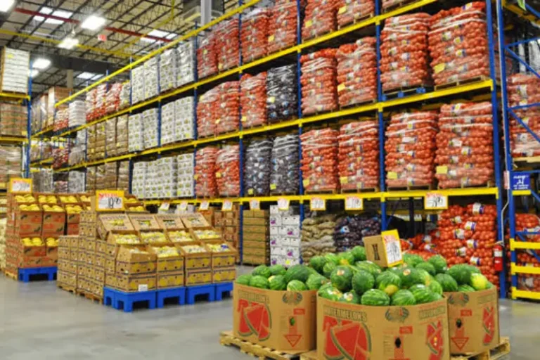 Góndola de ventas mayorista cargada de productos