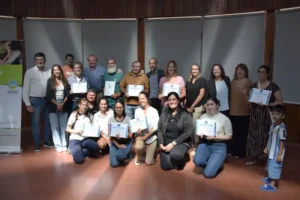 Emprendedores recibiendo microcréditos