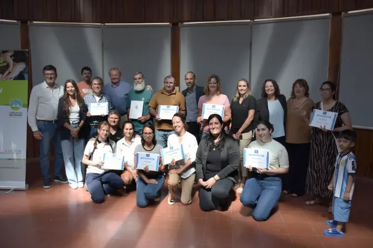 Emprendedores recibiendo microcréditos