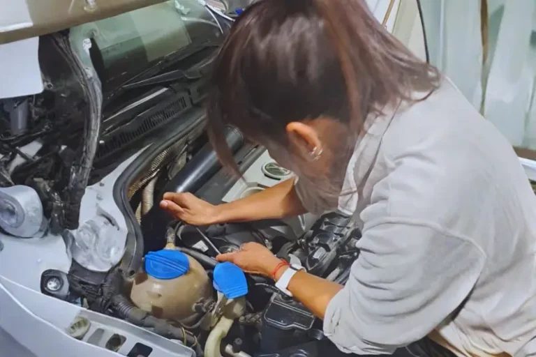 Cursos de formación profesional. Mujer reparando automovil.