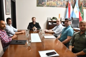 Equipo técnico dialogando en un despacho sobre el Plan de infraestructura y desarrollo urbano en Concordia