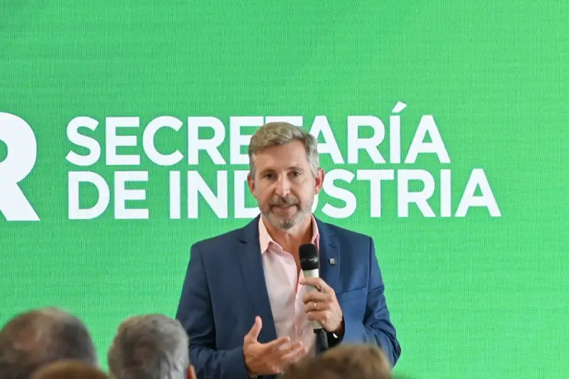 Frigerio, gobernador de Entre Ríos, explicando sobre créditos. Charla en salon colmado
