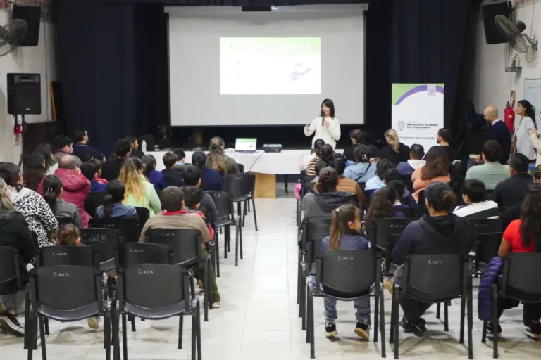 Grupo de niños y adolescentes participando en actividades del Club de Robótica Concordia durante una jornada de formación tecnológica en la Casa del Bicentenario, con equipos y proyectos educativos en desarrollo.