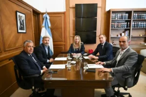Mesa de trabajo en Casa Rosada con Rogelio Frigerio, Karina Milei, Alfredo Cornejo y funcionarios nacionales analizando obras en rutas nacionales y coordinación entre Nación y provincias.