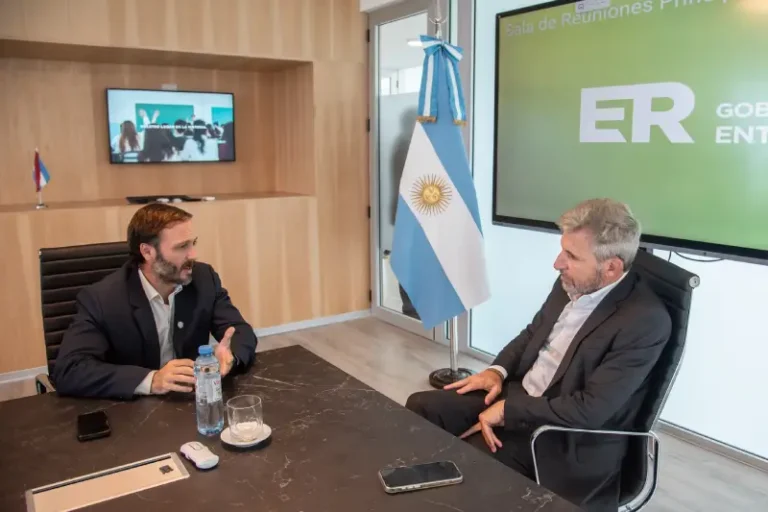 Azcué y Frigerio en la Casa de Gobierno de Entre Ríos en una escena política institucional realista con tono de tensión y análisis político actual