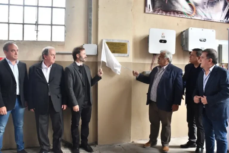 Planta solar de la Cooperativa Eléctrica de Concordia en funcionamiento durante su inauguración con autoridades municipales.
