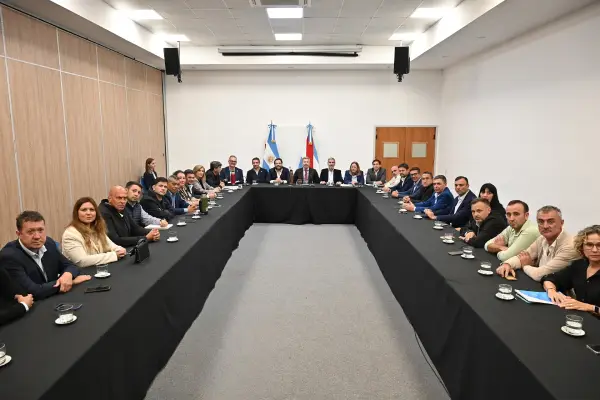 Reunión de autoridades provinciales y municipales analizando recursos y planificación de obras.