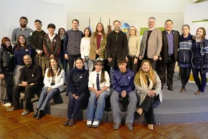 Alumnos de escuelas de Concordia junto a autoridades municipales durante el lanzamiento del Concejo Deliberante Juvenil 2026 en el Concejo Deliberante.