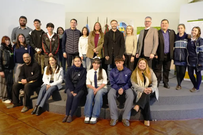 Alumnos de escuelas de Concordia junto a autoridades municipales durante el lanzamiento del Concejo Deliberante Juvenil 2026 en el Concejo Deliberante.