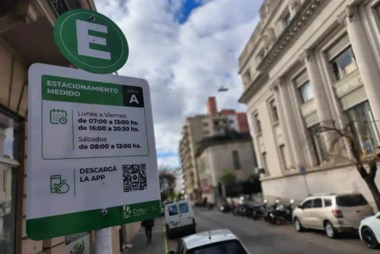 Calle con cartel señalizando espacio de estacionamiento medido.