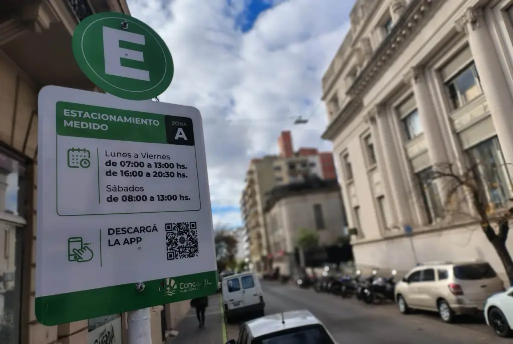 Calle con cartel señalizando espacio de estacionamiento medido.