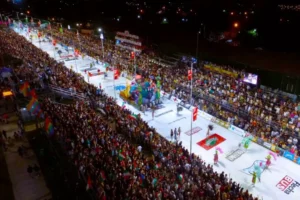 Corsódromo de Concordia durante una jornada de actividad, con público y participantes distribuidos entre la pista y las tribunas, en una escena que representa la identidad cultural y la tradición comunitaria del carnaval entrerriano.