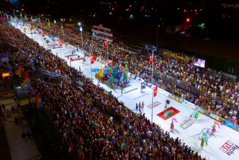Corsódromo de Concordia durante una jornada de actividad, con público y participantes distribuidos entre la pista y las tribunas, en una escena que representa la identidad cultural y la tradición comunitaria del carnaval entrerriano.