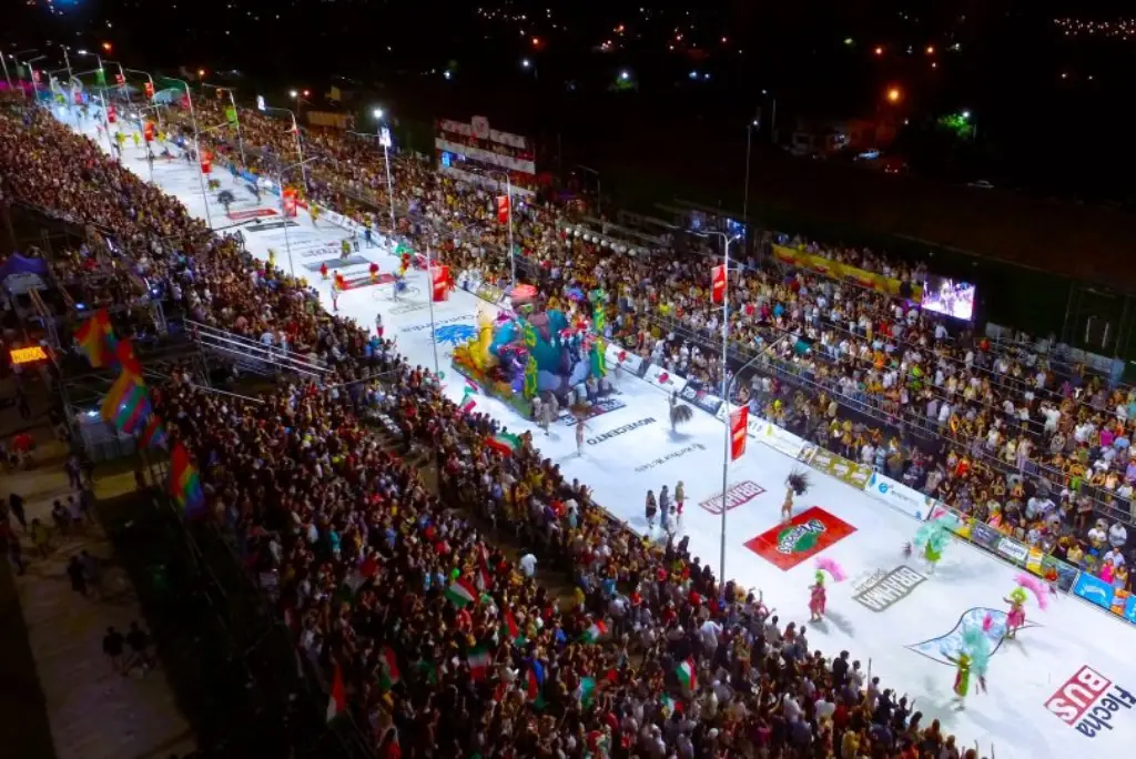 Corsódromo de Concordia durante una jornada de actividad, con público y participantes distribuidos entre la pista y las tribunas, en una escena que representa la identidad cultural y la tradición comunitaria del carnaval entrerriano.