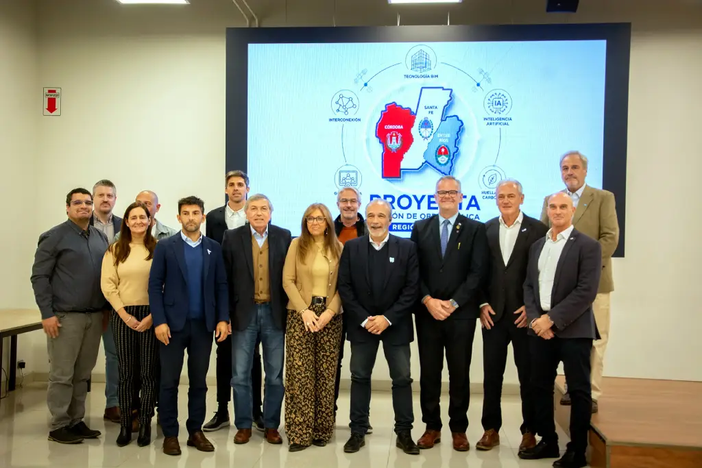 Funcionarios de Entre Ríos, Córdoba y Santa Fe durante la firma del convenio de integración regional para coordinar obras públicas, conectividad y modernización tecnológica en la Región Centro