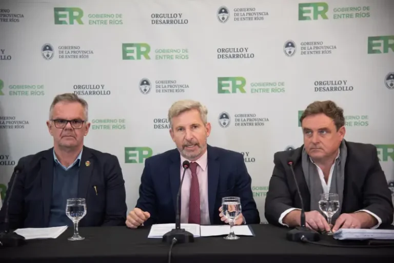 Presentación del gobernador Rogelio Frigerio anunciando el plan de infraestructura vial de Entre Ríos, con inversión en rutas, maquinaria y financiamiento internacional para la red provincial.