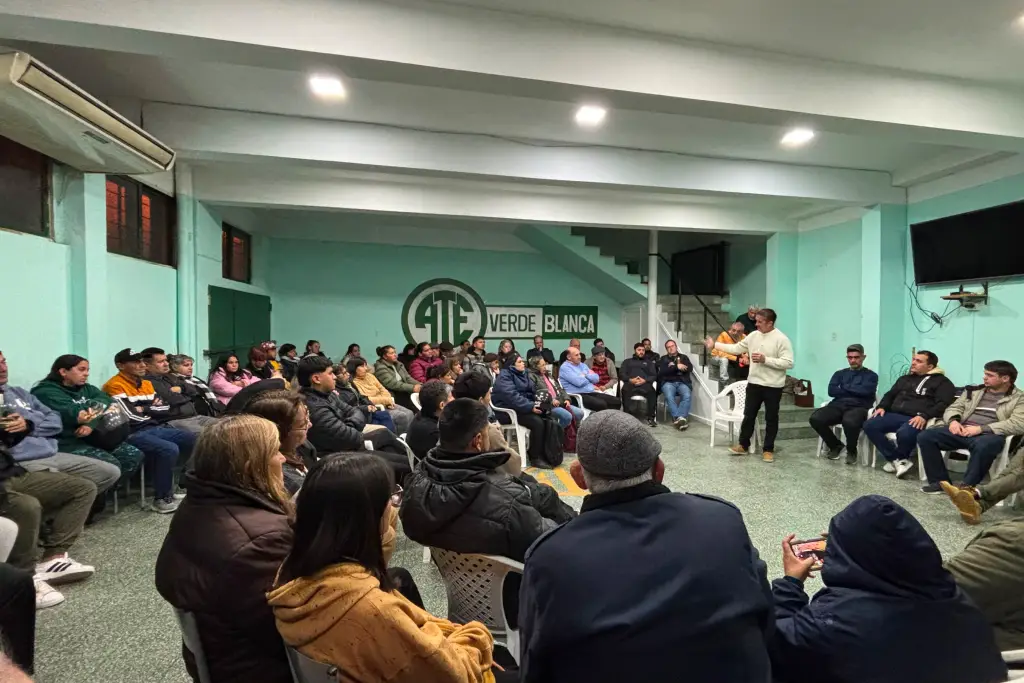Vista panorámica de la reunión colaborativa encabezada por Marcelo Cresto en la sede de ATE Concordia, con vecinos, referentes barriales y participantes intercambiando propuestas sobre la situación social y económica de la ciudad.