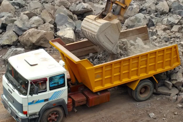 Camión transporta arena silícea en una explotación minera de Entre Ríos bajo el sistema digital de control y trazabilidad de minerales.