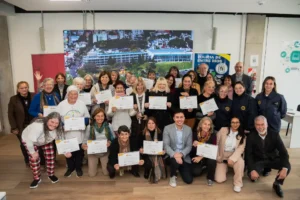 Autoridades y participantes del programa Mayores Conectados posan con certificados tras finalizar un taller de inclusión digital en Entre Ríos