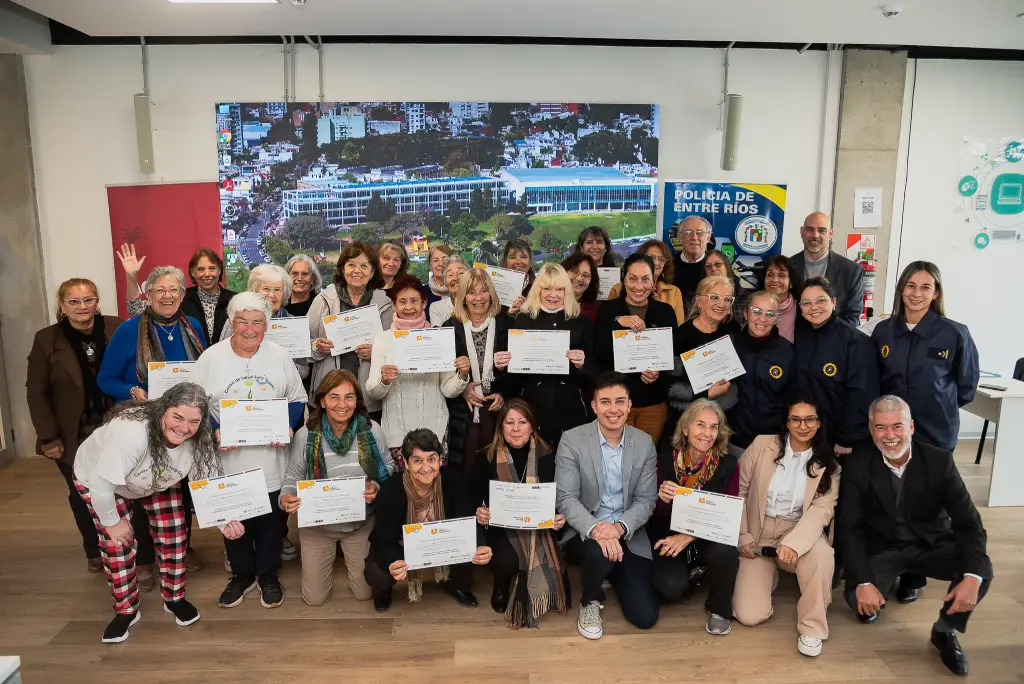 Autoridades y participantes del programa Mayores Conectados posan con certificados tras finalizar un taller de inclusión digital en Entre Ríos