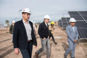 Rogelio Frigerio recorre las instalaciones del nuevo parque solar fotovoltaico inaugurado en Arroyo Barú, Entre Ríos, durante una visita oficial junto a autoridades provinciales y locales.