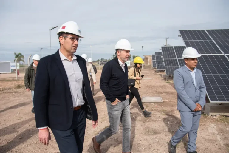 Rogelio Frigerio recorre las instalaciones del nuevo parque solar fotovoltaico inaugurado en Arroyo Barú, Entre Ríos, durante una visita oficial junto a autoridades provinciales y locales.