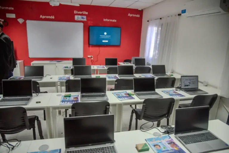 Sala del Punto Digital de Nogoyá equipada con computadoras para actividades de capacitación tecnológica.